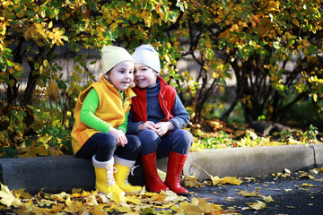 Children walk in the autumn park