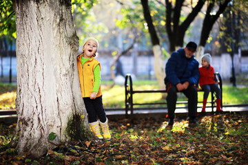 Children walk in the autumn park