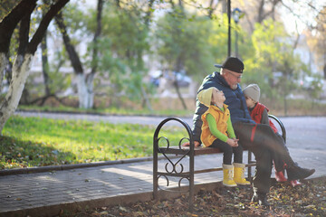 Children walk in the autumn park