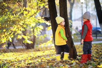 Children walk in the autumn park