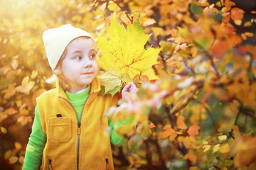 Children walk in the autumn park