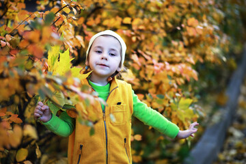 Children walk in the autumn park