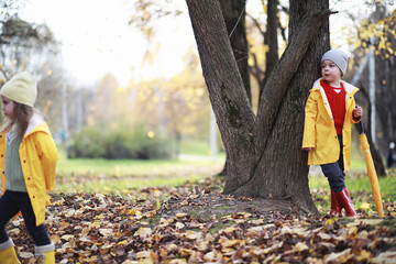 Children walk in the autumn park
