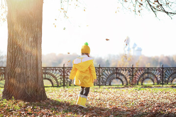 Children walk in the autumn park
