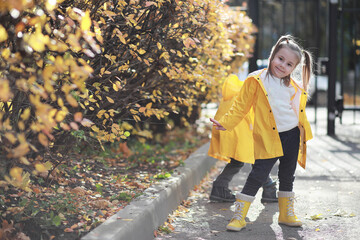 Obraz premium Children walk in the autumn park