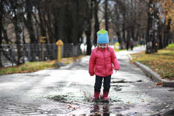 Children walk in the autumn park