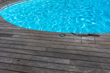 Piscine avec plage en bois