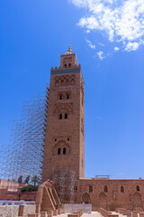 Fototapeta premium el hermoso alminar de la mezquita Koutoubia en la ciudad de Marrakech en restauración tras el terremoto que sufrió la ciudad, Marruecos