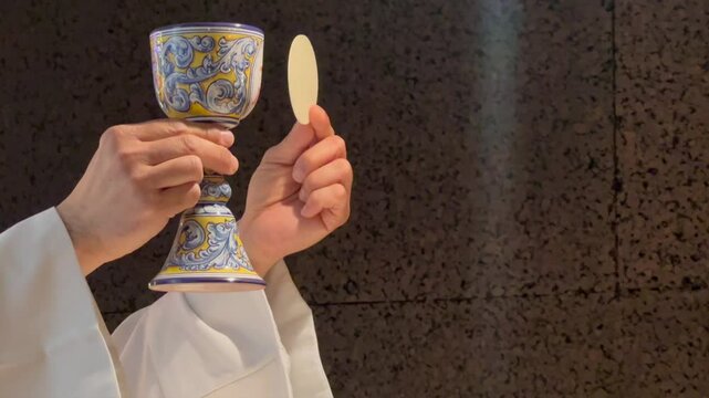 Jesus in life, it is his service that accompanies each Eucharist, in the consecration the promise of God that really remained in the bread and wine, with the love.