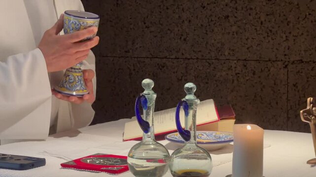 Jesus in life, it is his service that accompanies each Eucharist, in the consecration the promise of God that really remained in the bread and wine, with the love.