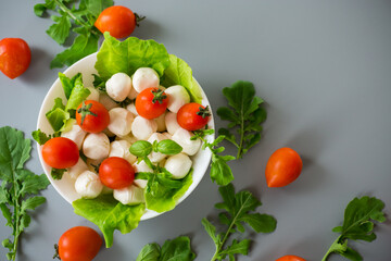 Delicious composition with mozzarella, cherry tomatoes and greens