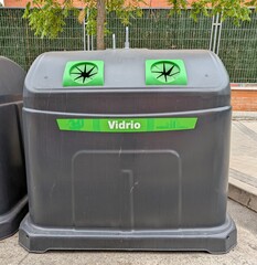Contenedor verde de reciclaje de vidrio del Ayuntamiento de Madrid (España). Vida verde sostenible.