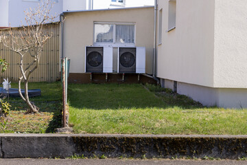 Doppel Wärmepumpe vor einem Haus