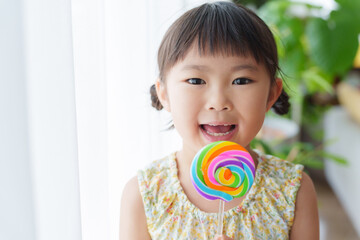 お菓子の飴を食べる子供