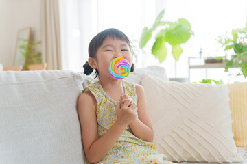 お菓子の飴を食べる子供