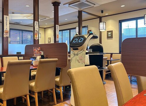 飲食店で稼働中の配膳ロボット