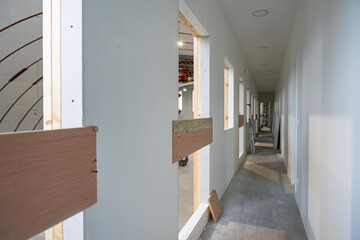 Vue d’ensemble de l’intérieur de bureaux en cours de rénovation, avec des travaux de placo,...