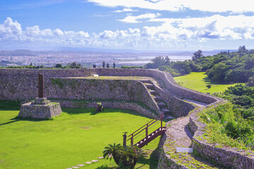 沖縄の中城城跡 © 琢也 栂