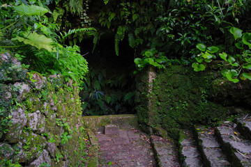 沖縄の中城城跡の大井戸