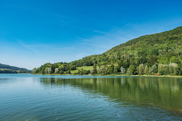 Obraz premium On the shore of the Happurg Reservoir in Middle Franconia on a sunny summer day