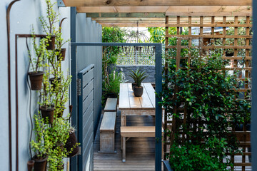 Grüner Innenhof Vertikaler Garten Holztisch