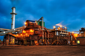 Usina de açúcar ao entardecer