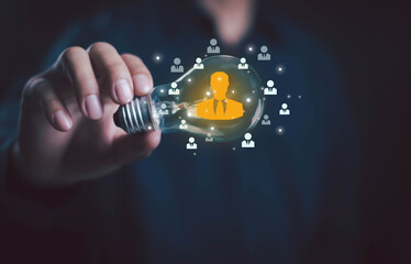 Businessmen use computers to recruit, manage and recruit HR teams to develop the leadership of employees and personnel for the company's competitive strategy to be successful.