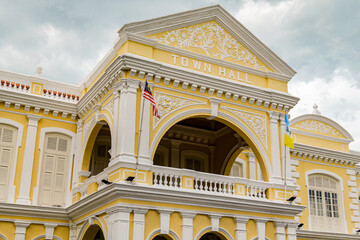 Obraz premium Elegant colonial-style Penang Town Hall in George Town, Malaysia, a historic white building surrounded by greenery, symbol of British-era architecture and heritage.