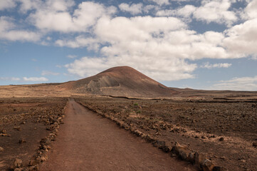 Sendero hacia el Calderón Hondo desde Montaña Colorada, en Lajares, Fuerteventura