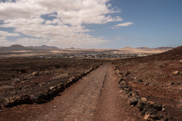 Sendero hacia el Calderón Hondo desde Montaña Colorada, en Lajares, Fuerteventura
