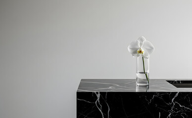 Orchidée blanche sur comptoir en marbre noir minimaliste