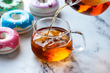 冷たい紅茶とドーナツ