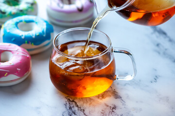 冷たい紅茶とドーナツ