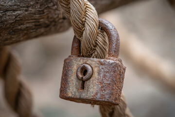 01.015.096.145.u8969375333 Lock Dangling from a Rope --ar 32 --v 7 b11a9ec5-b956-42f6-bdc2-0223ecf8edc0 1