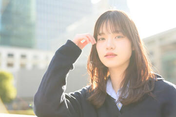 逆光でカメラ目線の女子高生