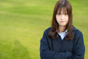 芝生に立って怒る女子高生
