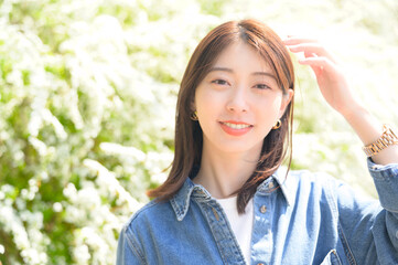 公園でカメラ目線で微笑む日本人女性