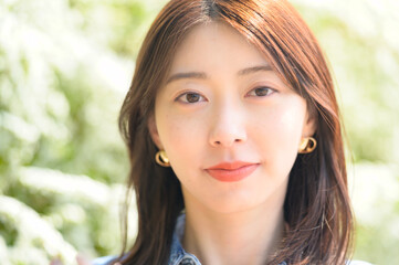 公園でカメラ目線で微笑む日本人女性