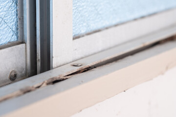 木製のボロボロになった窓枠