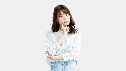 考えごとをする女性
