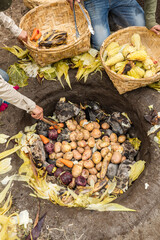 Preparación ancestral de alimentos andinos en horno de tierra en Otavalo, Ecuador, tradición...