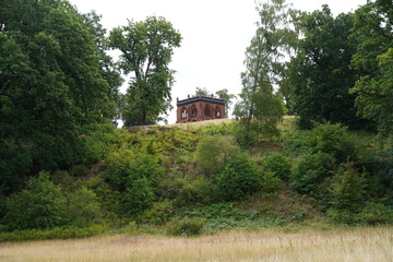 Park Babelsberg mit Gerichtslaube im Sommer