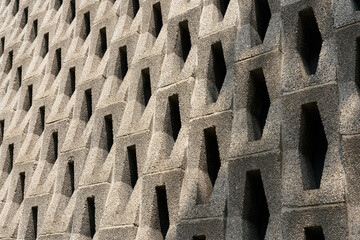 geometrisch angeordnete Betonplatten an der Fassade eines Hauses in Berlin