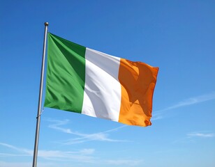 青空の背景にアイルランドの国旗