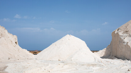 Marais salants du Sud de la France avec ses tas de sel récoltés par les saliculteurs, sauniers ou...