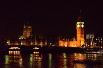 Fototapeta premium houses of parliament at night