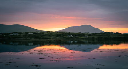 Obraz premium sunset over the lake