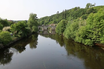 Pont de pierre sur la rivière la Vienne, village de Saint Léonard de Noblat, département de la Haute Vienne, France