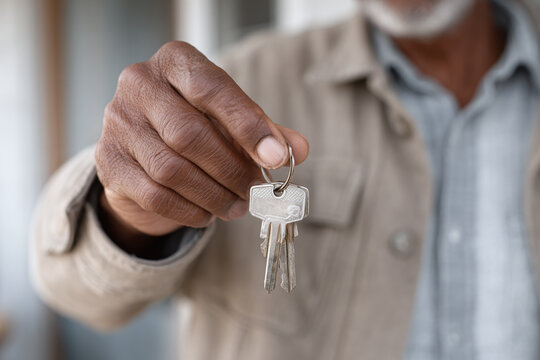 person handing over the keys, close up image