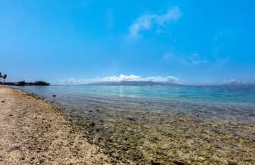 Plage de Tema'e à Moorea en Polynésie avec vue sur Tahiti